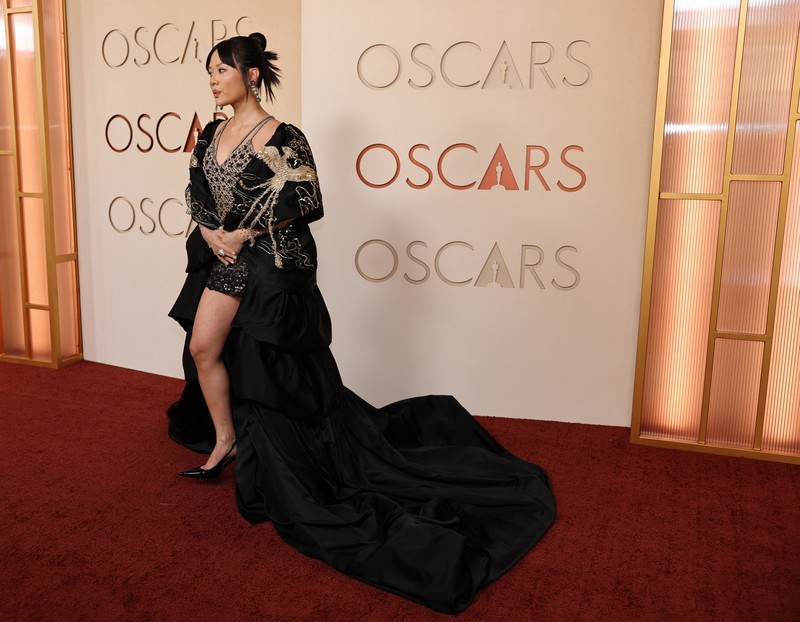 Anne Hathaway berpose di karpet merah saat acara kedatangan tamu Oscar ke-98 di Hollywood, Los Angeles, California, AS, MInggu (15/3/2026). (REUTERS/Daniel Cole)