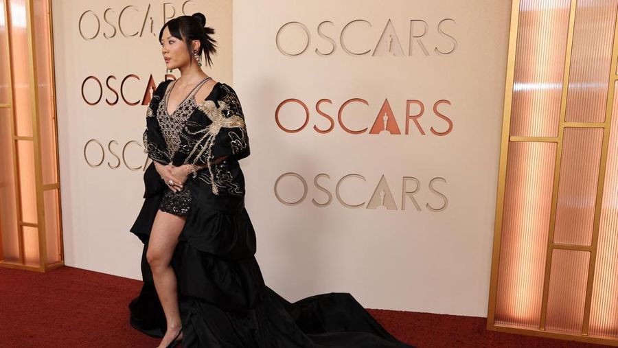 Anne Hathaway berpose di karpet merah saat acara kedatangan tamu Oscar ke-98 di Hollywood, Los Angeles, California, AS, MInggu (15/3/2026). (REUTERS/Daniel Cole)