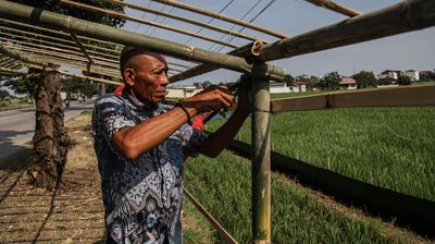 Sambut Pemudik, Warga Dirikan Warung Musiman di Pantura Karawang