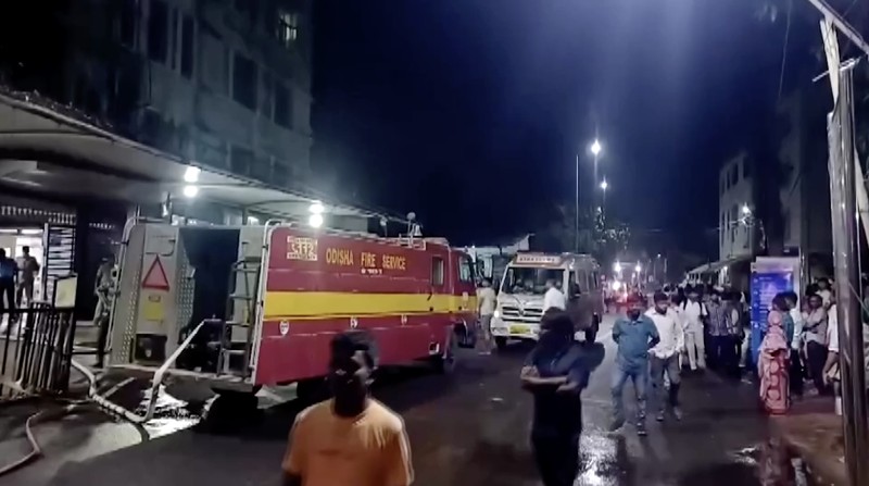 Sedikitnya 10 orang tewas dalam kebakaran yang terjadi di unit perawatan trauma sebuah rumah sakit di negara bagian Odisha, India timur, Senin (16/3/2026). (Tangkapan Layar Video Reuters/ANI)