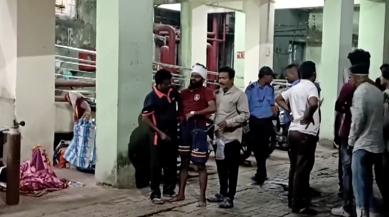 Sedikitnya 10 orang tewas dalam kebakaran yang terjadi di unit perawatan trauma sebuah rumah sakit di negara bagian Odisha, India timur, Senin (16/3/2026). (Tangkapan Layar Video Reuters/ANI)