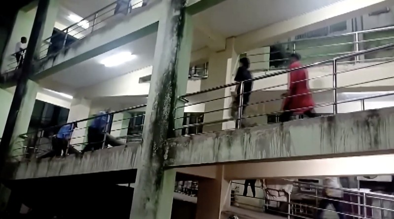 Sedikitnya 10 orang tewas dalam kebakaran yang terjadi di unit perawatan trauma sebuah rumah sakit di negara bagian Odisha, India timur, Senin (16/3/2026). (Tangkapan Layar Video Reuters/ANI)