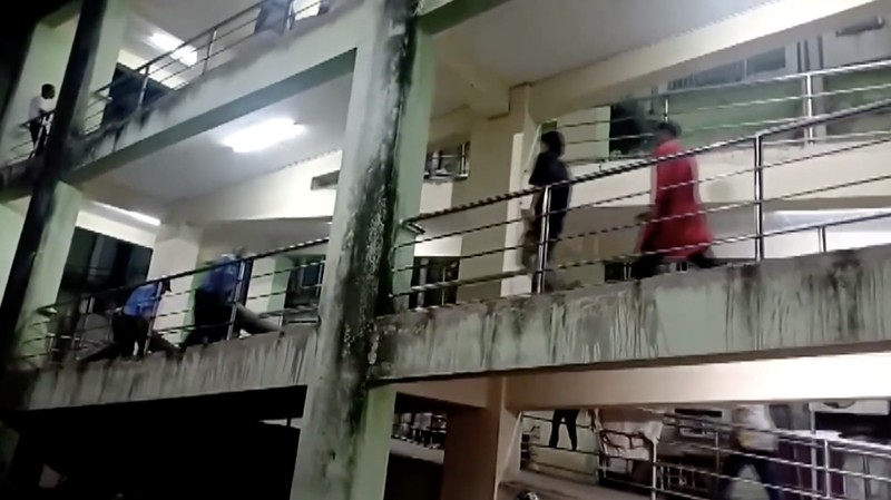 Sedikitnya 10 orang tewas dalam kebakaran yang terjadi di unit perawatan trauma sebuah rumah sakit di negara bagian Odisha, India timur, Senin (16/3/2026). (Tangkapan Layar Video Reuters/ANI)