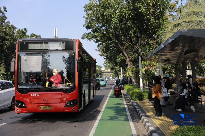 Sejumlah pegawai pemprov DKI menaiki bus saat jam pulang kerja bersamaan dengan kebijakan work form anywhere (WFA) jelang libur Lebaran 2026 untuk pegawai pemerintah dan swasta mulai berlaku hari ini, Jakarta, Senin, (16/3/2026). (CNBC Indonesia/Muhammad Sabki)
