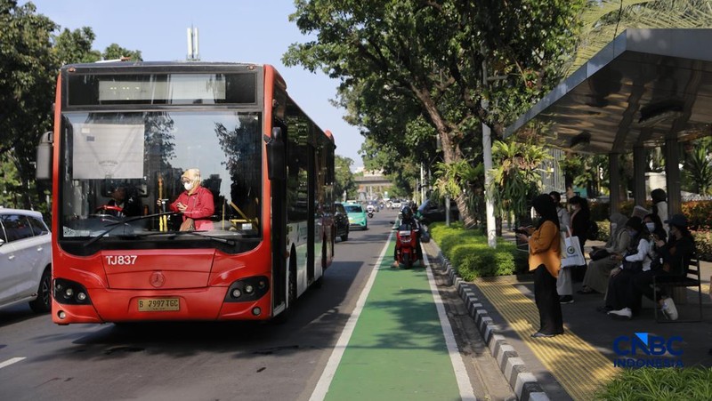 Sejumlah pegawai pemprov DKI menaiki bus saat jam pulang kerja bersamaan dengan kebijakan work form anywhere (WFA) jelang libur Lebaran 2026 untuk pegawai pemerintah dan swasta mulai berlaku hari ini, Jakarta, Senin, (16/3/2026). (CNBC Indonesia/Muhammad Sabki)