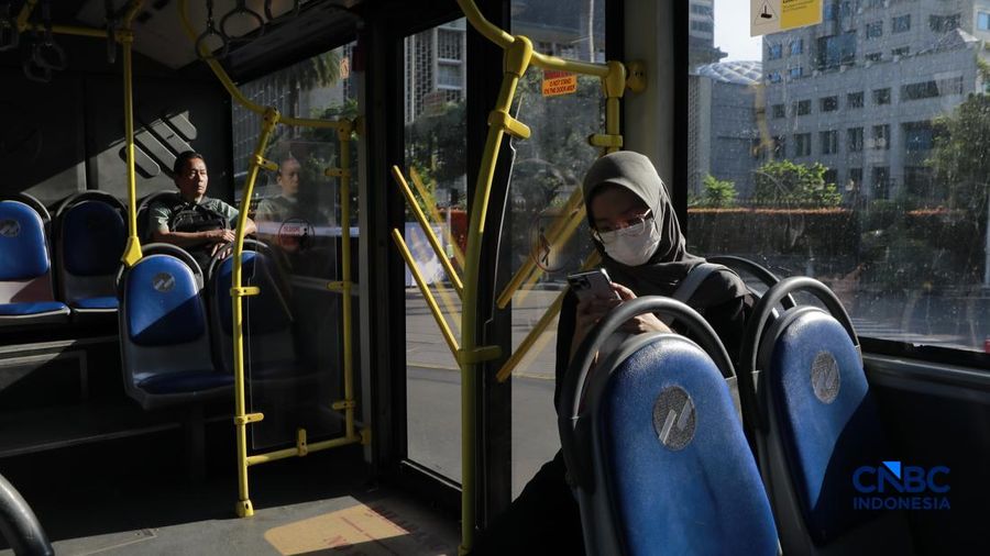 Sejumlah pegawai pemprov DKI menaiki bus saat jam pulang kerja bersamaan dengan kebijakan work form anywhere (WFA) jelang libur Lebaran 2026 untuk pegawai pemerintah dan swasta mulai berlaku hari ini, Jakarta, Senin, (16/3/2026). (CNBC Indonesia/Muhammad Sabki)