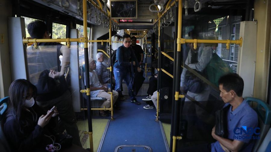 Sejumlah pegawai pemprov DKI menaiki bus saat jam pulang kerja bersamaan dengan kebijakan work form anywhere (WFA) jelang libur Lebaran 2026 untuk pegawai pemerintah dan swasta mulai berlaku hari ini, Jakarta, Senin, (16/3/2026). (CNBC Indonesia/Muhammad Sabki)