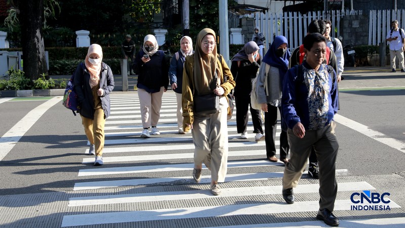 Sejumlah pegawai pemprov DKI menaiki bus saat jam pulang kerja bersamaan dengan kebijakan work form anywhere (WFA) jelang libur Lebaran 2026 untuk pegawai pemerintah dan swasta mulai berlaku hari ini, Jakarta, Senin, (16/3/2026). (CNBC Indonesia/Muhammad Sabki)