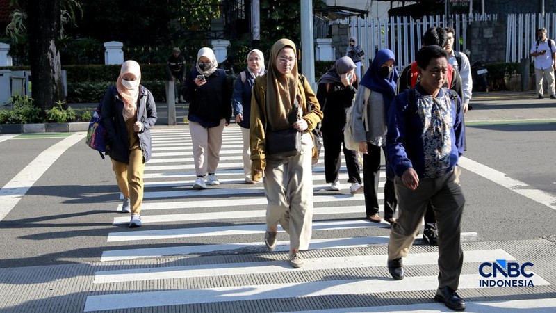 Sejumlah pegawai pemprov DKI menaiki bus saat jam pulang kerja bersamaan dengan kebijakan work form anywhere (WFA) jelang libur Lebaran 2026 untuk pegawai pemerintah dan swasta mulai berlaku hari ini, Jakarta, Senin, (16/3/2026). (CNBC Indonesia/Muhammad Sabki)