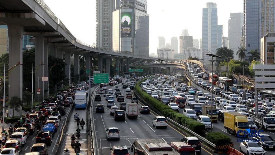 Sejumlah pegawai pemprov DKI menaiki bus saat jam pulang kerja bersamaan dengan kebijakan work form anywhere (WFA) jelang libur Lebaran 2026 untuk pegawai pemerintah dan swasta mulai berlaku hari ini, Jakarta, Senin, (16/3/2026). (CNBC Indonesia/Muhammad Sabki)