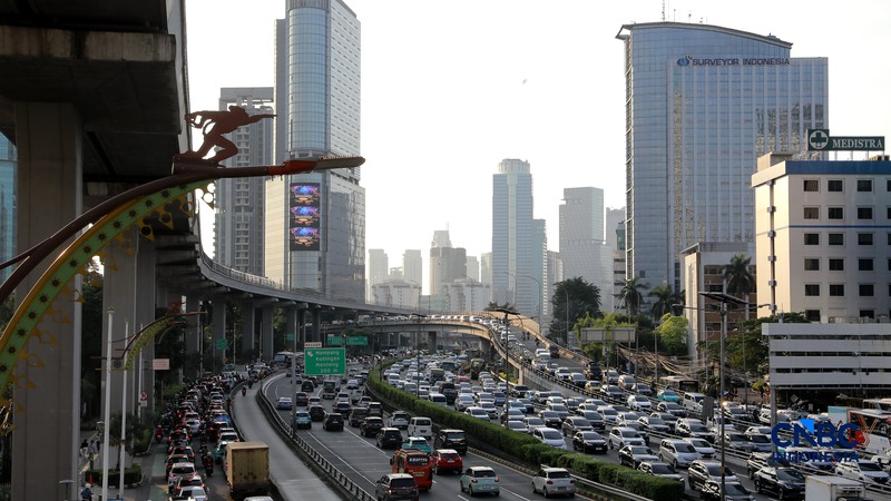 Sejumlah pegawai pemprov DKI menaiki bus saat jam pulang kerja bersamaan dengan kebijakan work form anywhere (WFA) jelang libur Lebaran 2026 untuk pegawai pemerintah dan swasta mulai berlaku hari ini, Jakarta, Senin, (16/3/2026). (CNBC Indonesia/Muhammad Sabki)