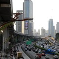 Sejumlah pegawai pemprov DKI menaiki bus saat jam pulang kerja bersamaan dengan kebijakan work form anywhere (WFA) jelang libur Lebaran 2026 untuk pegawai pemerintah dan swasta mulai berlaku hari ini, Jakarta, Senin, (16/3/2026). (CNBC Indonesia/Muh