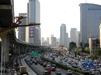 Sejumlah pegawai pemprov DKI menaiki bus saat jam pulang kerja bersamaan dengan kebijakan work form anywhere (WFA) jelang libur Lebaran 2026 untuk pegawai pemerintah dan swasta mulai berlaku hari ini, Jakarta, Senin, (16/3/2026). (CNBC Indonesia/Muh