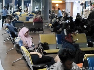 Pemudik Tertahan di Terminal Mengwi Imbas Gilimanuk Macet