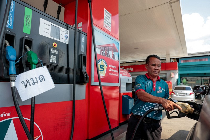 Para pengemudi mengantre dalam kemacetan lalu lintas sambil menunggu untuk mengisi bahan bakar kendaraan mereka di luar sebuah SPBU, sebelum pembekuan harga solar di Thailand berakhir pada hari Senin, di tengah kekhawatiran tentang kenaikan harga bahan bakar yang terkait dengan konflik AS-Israel dengan Iran, di provinsi Nakhon Pathom, di pinggiran Bangkok, Thailand, 16 Maret 2026. (REUTERS/Chalinee Thirasupa)