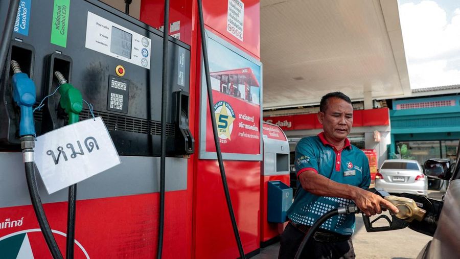 Para pengemudi mengantre dalam kemacetan lalu lintas sambil menunggu untuk mengisi bahan bakar kendaraan mereka di luar sebuah SPBU, sebelum pembekuan harga solar di Thailand berakhir pada hari Senin, di tengah kekhawatiran tentang kenaikan harga bahan bakar yang terkait dengan konflik AS-Israel dengan Iran, di provinsi Nakhon Pathom, di pinggiran Bangkok, Thailand, 16 Maret 2026. (REUTERS/Chalinee Thirasupa)