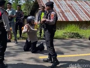 Polisi Berlutut Hentikan Warga Nyaris Perang Tanding di Manggarai NTT