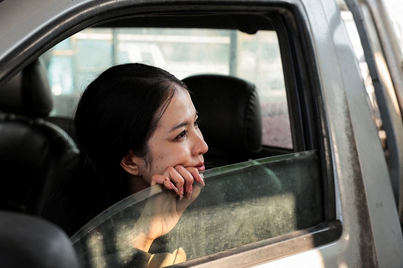 Para pengemudi mengantre dalam kemacetan lalu lintas sambil menunggu untuk mengisi bahan bakar kendaraan mereka di luar sebuah SPBU, sebelum pembekuan harga solar di Thailand berakhir pada hari Senin, di tengah kekhawatiran tentang kenaikan harga bahan bakar yang terkait dengan konflik AS-Israel dengan Iran, di provinsi Nakhon Pathom, di pinggiran Bangkok, Thailand, 16 Maret 2026. (REUTERS/Chalinee Thirasupa)