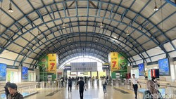 Hari Pertama WFA Jelang Libur Lebaran, Stasiun Palmerah Lengang Pagi Ini