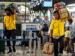 Video: Lonjakan Pemudik Terjadi di Stasiun Pasar Senen