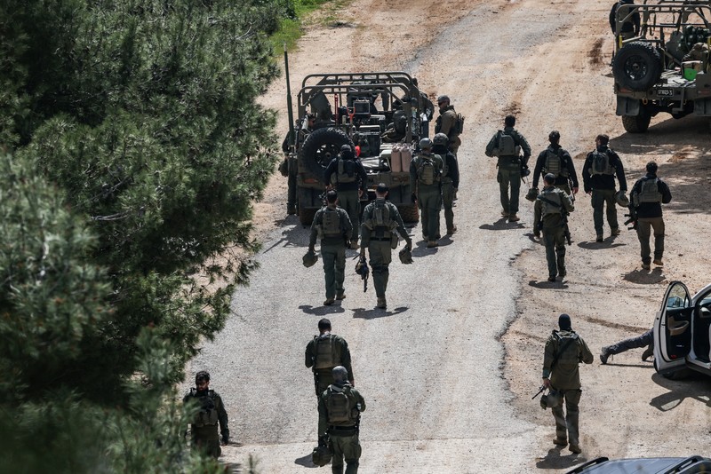 Tentara Israel berkumpul di sisi perbatasan Israel dengan Lebanon, di tengah eskalasi antara Hizbullah dan Israel, dan di tengah konflik AS-Israel dengan Iran, di Israel utara, 16 Maret 2026. (REUTERS/Shir Torem)