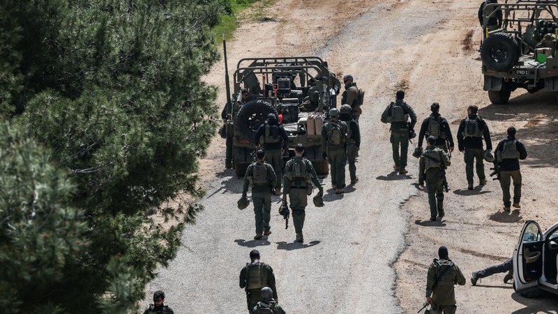 Tentara Israel berkumpul di sisi perbatasan Israel dengan Lebanon, di tengah eskalasi antara Hizbullah dan Israel, dan di tengah konflik AS-Israel dengan Iran, di Israel utara, 16 Maret 2026. (REUTERS/Shir Torem)