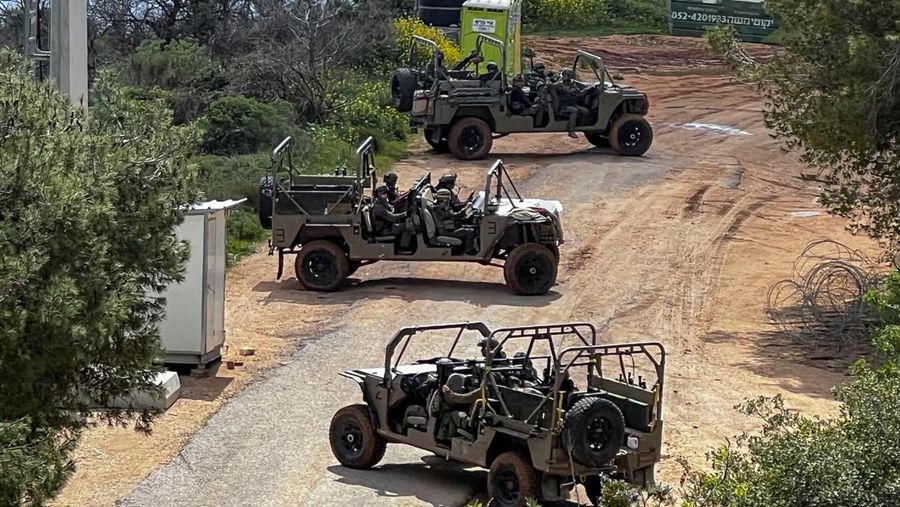 Tentara Israel berkumpul di sisi perbatasan Israel dengan Lebanon, di tengah eskalasi antara Hizbullah dan Israel, dan di tengah konflik AS-Israel dengan Iran, di Israel utara, 16 Maret 2026. (REUTERS/Shir Torem)