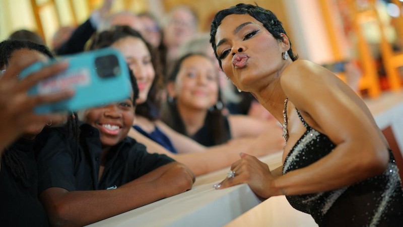 Anne Hathaway berpose di karpet merah saat acara kedatangan tamu Oscar ke-98 di Hollywood, Los Angeles, California, AS, MInggu (15/3/2026). (REUTERS/Daniel Cole)