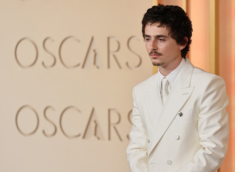 Anne Hathaway berpose di karpet merah saat acara kedatangan tamu Oscar ke-98 di Hollywood, Los Angeles, California, AS, MInggu (15/3/2026). (REUTERS/Daniel Cole)