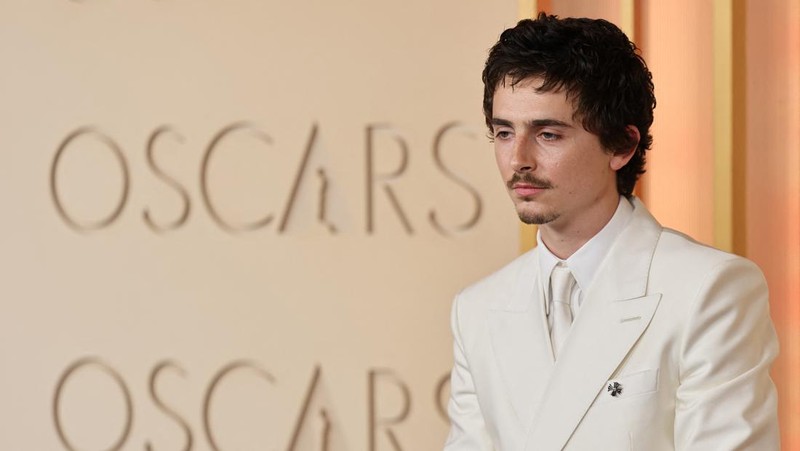 Anne Hathaway berpose di karpet merah saat acara kedatangan tamu Oscar ke-98 di Hollywood, Los Angeles, California, AS, MInggu (15/3/2026). (REUTERS/Daniel Cole)