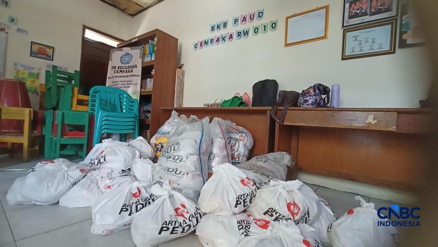Warga di kawasan Cipinang, Pulo Gadung, Jakarta Timur antusias dalam mendatangi pasar murah Artha Graha Peduli, Senin (16/3/2026). (CNBC Indonesia/Ferry Sandi)