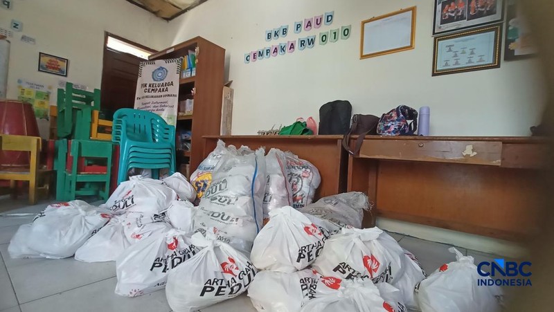 Warga di kawasan Cipinang, Pulo Gadung, Jakarta Timur antusias dalam mendatangi pasar murah Artha Graha Peduli, Senin (16/3/2026). (CNBC Indonesia/Ferry Sandi)