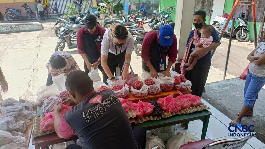 Warga di kawasan Cipinang, Pulo Gadung, Jakarta Timur antusias dalam mendatangi pasar murah Artha Graha Peduli, Senin (16/3/2026). (CNBC Indonesia/Ferry Sandi)