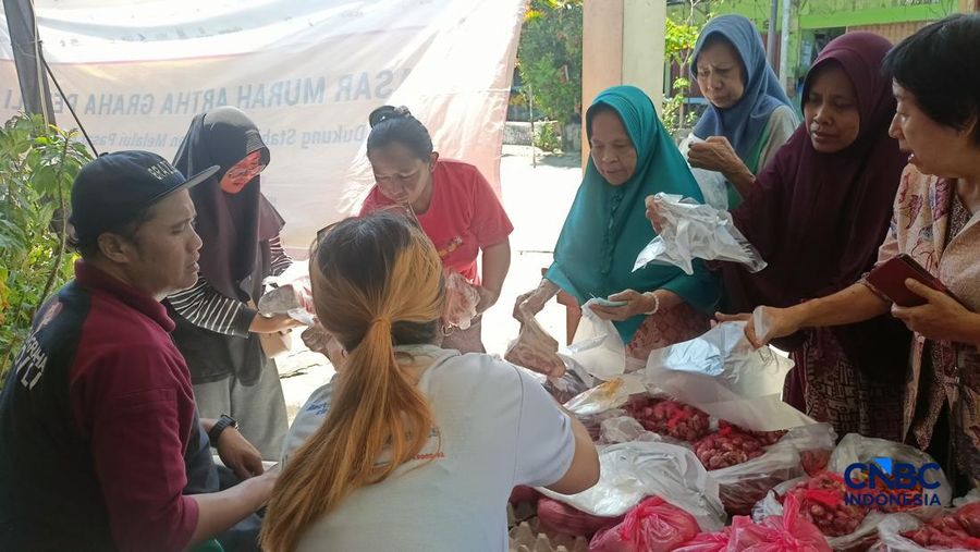 Warga di kawasan Cipinang, Pulo Gadung, Jakarta Timur antusias dalam mendatangi pasar murah Artha Graha Peduli, Senin (16/3/2026). (CNBC Indonesia/Ferry Sandi)