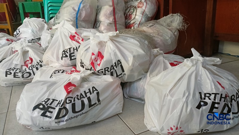 Warga di kawasan Cipinang, Pulo Gadung, Jakarta Timur antusias dalam mendatangi pasar murah Artha Graha Peduli, Senin (16/3/2026). (CNBC Indonesia/Ferry Sandi)