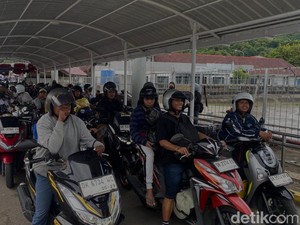 H-4 Lebaran, Arus Mudik di Pelabuhan Padang Bai Ramai Jelang Malam