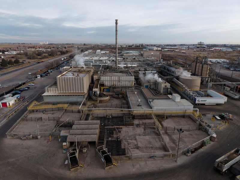 Para pekerja pengolahan daging JBS melakukan pemogokan di Greeley, Colorado, AS, Senin (16/3/2026). (REUTERS/Cheney Orr)