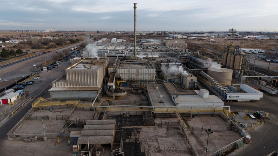 Para pekerja pengolahan daging JBS melakukan pemogokan di Greeley, Colorado, AS, Senin (16/3/2026). (REUTERS/Cheney Orr)