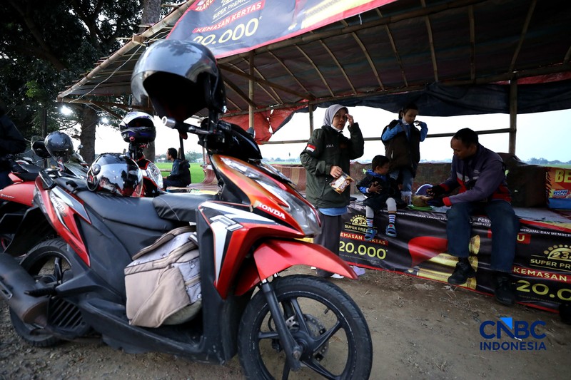Gelombang pemudik yang menggunakan sepeda motor mulai mengalir di jalan arteri Kabupaten Karawang, Jawa Barat, hingga jalur Pantura pada H-4 Lebaran atau Selasa (17/3/2026). (CNBC Indonesia/Tri Susilo)