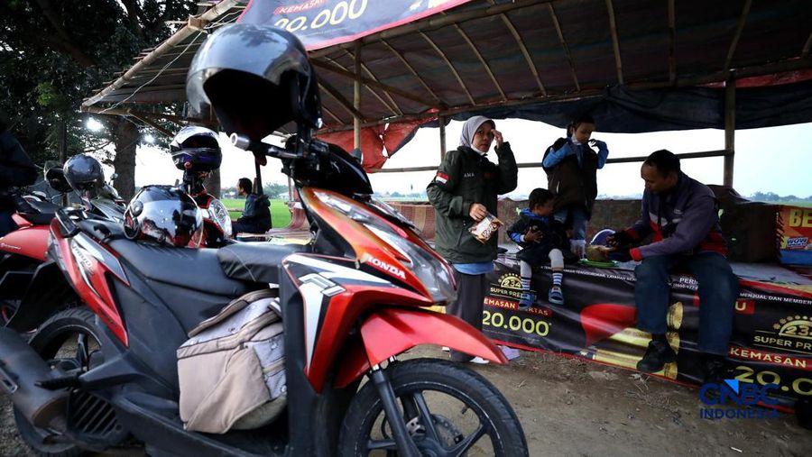 Gelombang pemudik yang menggunakan sepeda motor mulai mengalir di jalan arteri Kabupaten Karawang, Jawa Barat, hingga jalur Pantura pada H-4 Lebaran atau Selasa (17/3/2026). (CNBC Indonesia/Tri Susilo)