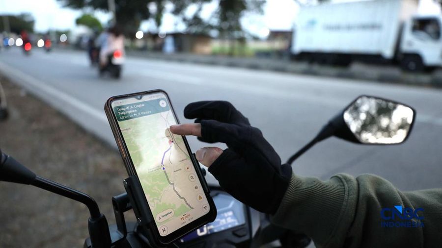 Gelombang pemudik yang menggunakan sepeda motor mulai mengalir di jalan arteri Kabupaten Karawang, Jawa Barat, hingga jalur Pantura pada H-4 Lebaran atau Selasa (17/3/2026). (CNBC Indonesia/Tri Susilo)