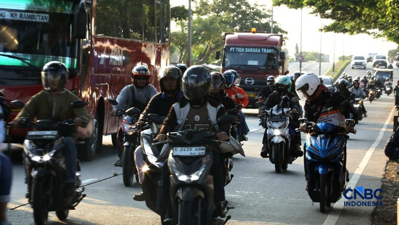 Gelombang pemudik yang menggunakan sepeda motor mulai mengalir di jalan arteri Kabupaten Karawang, Jawa Barat, hingga jalur Pantura pada H-4 Lebaran atau Selasa (17/3/2026). (CNBC Indonesia/Tri Susilo)