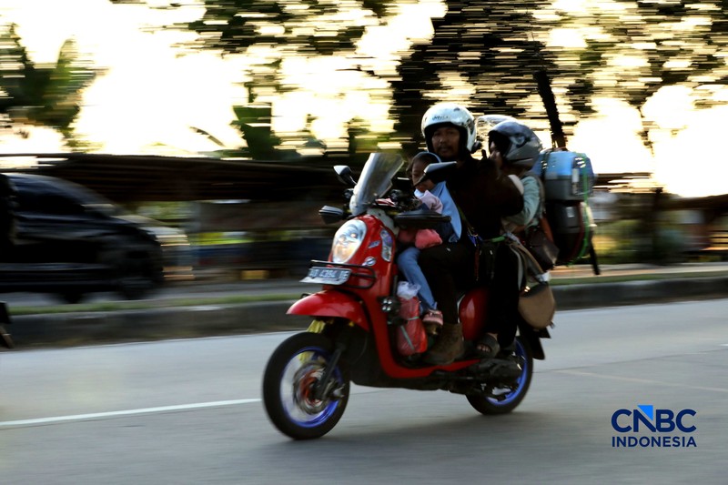 Gelombang pemudik yang menggunakan sepeda motor mulai mengalir di jalan arteri Kabupaten Karawang, Jawa Barat, hingga jalur Pantura pada H-4 Lebaran atau Selasa (17/3/2026). (CNBC Indonesia/Tri Susilo)