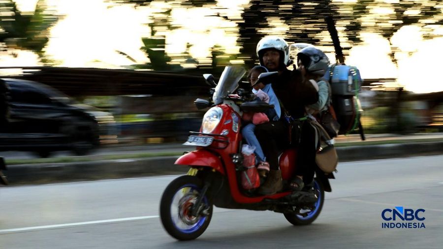 Gelombang pemudik yang menggunakan sepeda motor mulai mengalir di jalan arteri Kabupaten Karawang, Jawa Barat, hingga jalur Pantura pada H-4 Lebaran atau Selasa (17/3/2026). (CNBC Indonesia/Tri Susilo)
