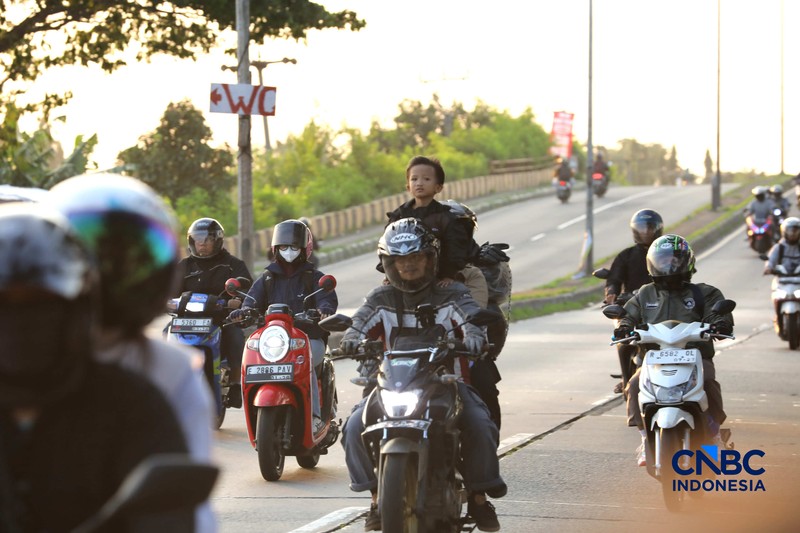 Gelombang pemudik yang menggunakan sepeda motor mulai mengalir di jalan arteri Kabupaten Karawang, Jawa Barat, hingga jalur Pantura pada H-4 Lebaran atau Selasa (17/3/2026). (CNBC Indonesia/Tri Susilo)