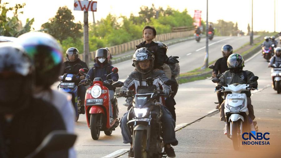 Gelombang pemudik yang menggunakan sepeda motor mulai mengalir di jalan arteri Kabupaten Karawang, Jawa Barat, hingga jalur Pantura pada H-4 Lebaran atau Selasa (17/3/2026). (CNBC Indonesia/Tri Susilo)