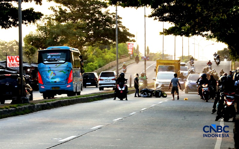 Gelombang pemudik yang menggunakan sepeda motor mulai mengalir di jalan arteri Kabupaten Karawang, Jawa Barat, hingga jalur Pantura pada H-4 Lebaran atau Selasa (17/3/2026). (CNBC Indonesia/Tri Susilo)