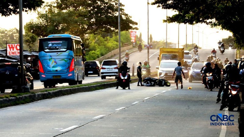 Gelombang pemudik yang menggunakan sepeda motor mulai mengalir di jalan arteri Kabupaten Karawang, Jawa Barat, hingga jalur Pantura pada H-4 Lebaran atau Selasa (17/3/2026). (CNBC Indonesia/Tri Susilo)