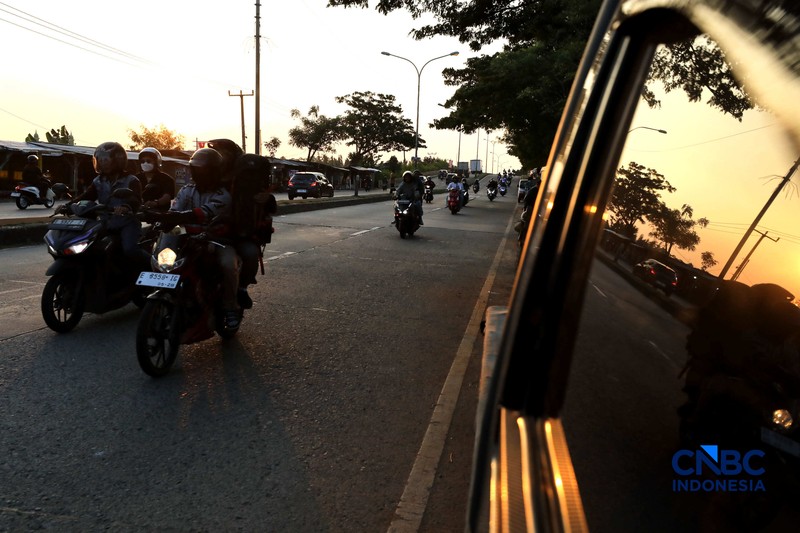 Gelombang pemudik yang menggunakan sepeda motor mulai mengalir di jalan arteri Kabupaten Karawang, Jawa Barat, hingga jalur Pantura pada H-4 Lebaran atau Selasa (17/3/2026). (CNBC Indonesia/Tri Susilo)