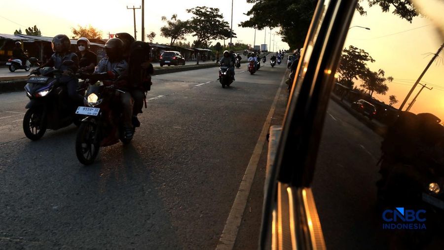 Gelombang pemudik yang menggunakan sepeda motor mulai mengalir di jalan arteri Kabupaten Karawang, Jawa Barat, hingga jalur Pantura pada H-4 Lebaran atau Selasa (17/3/2026). (CNBC Indonesia/Tri Susilo)